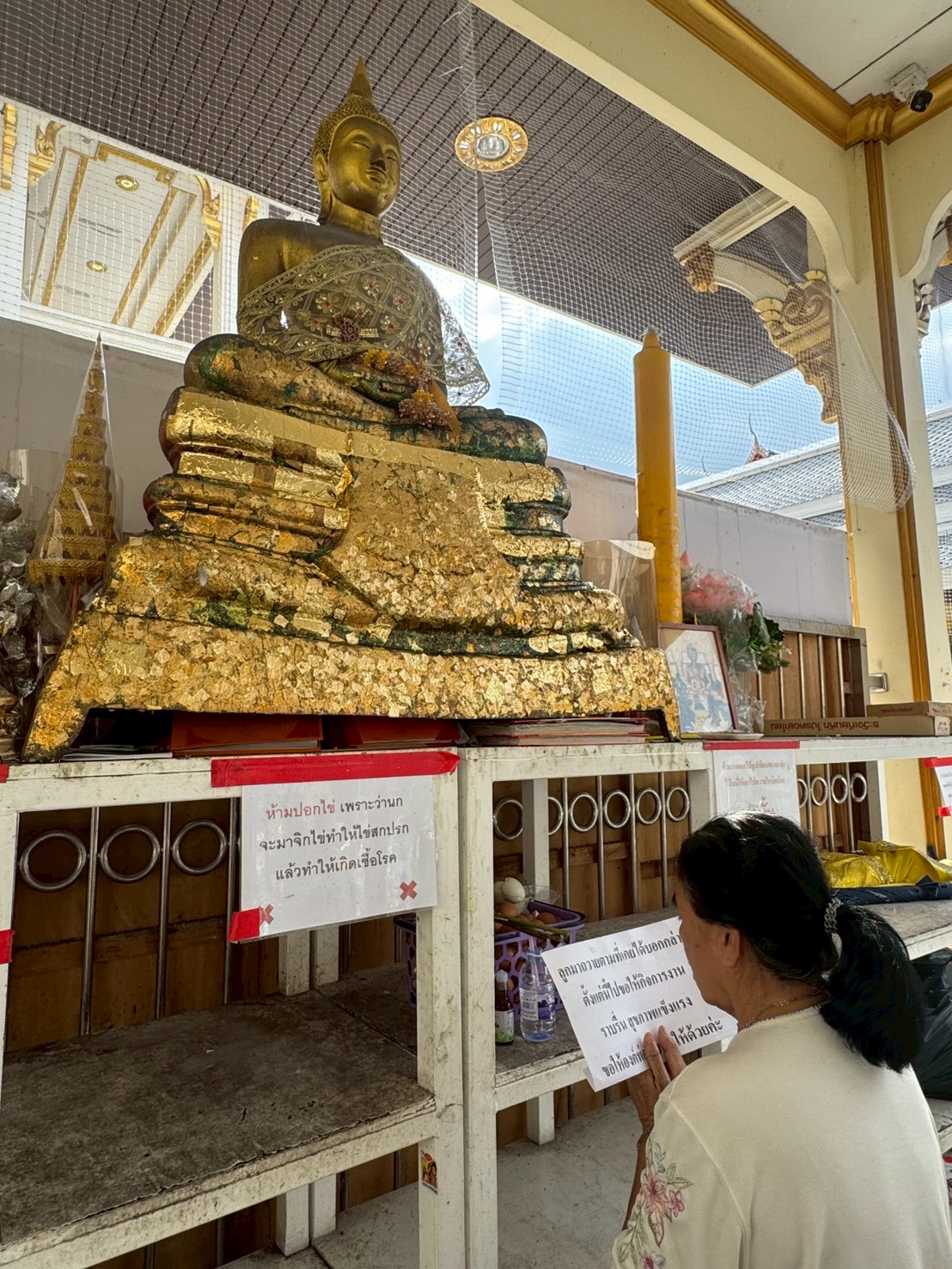ลูกค้ากราบไหว้ขอพรที่วัด
