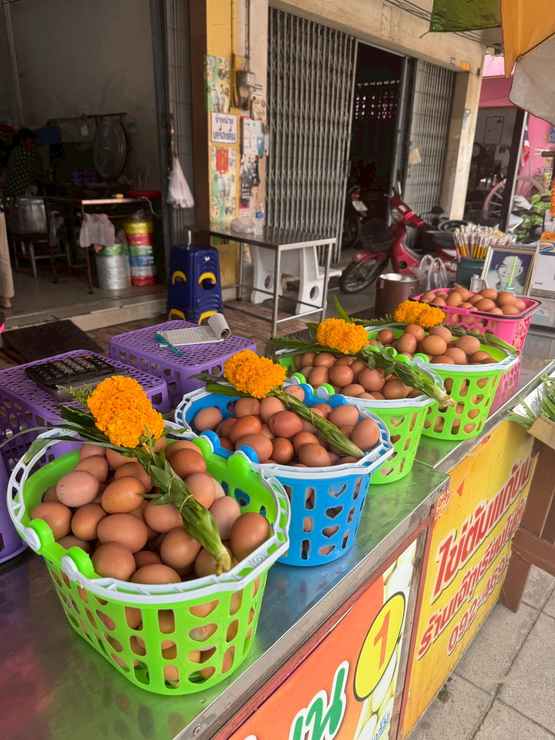 บรรยากาศถวายไข่ต้มที่วัด